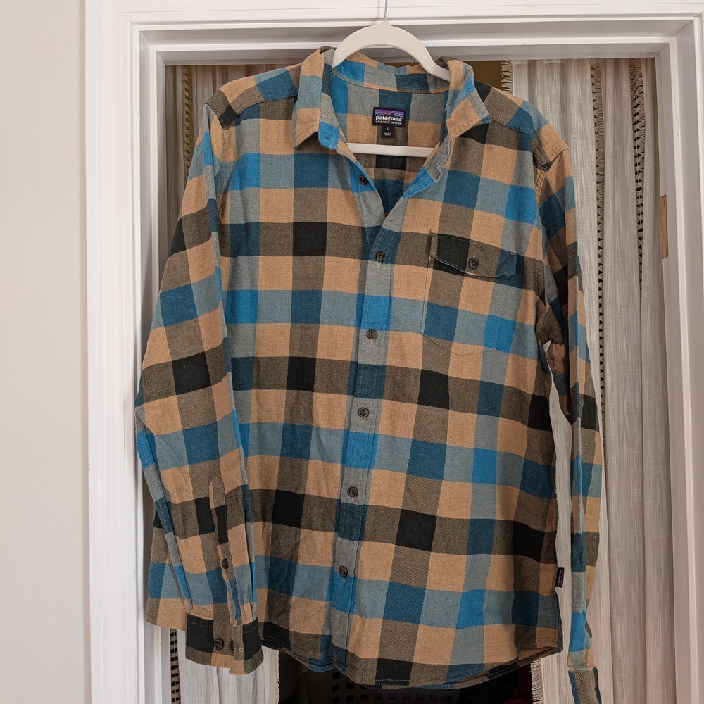 Patagonia Blue and Tan Plaid Casual Button Down Shirt